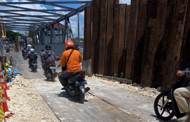 podiumnews.com-Disebut Bukan Jembatan Utama Tukad Ayung Ambrol